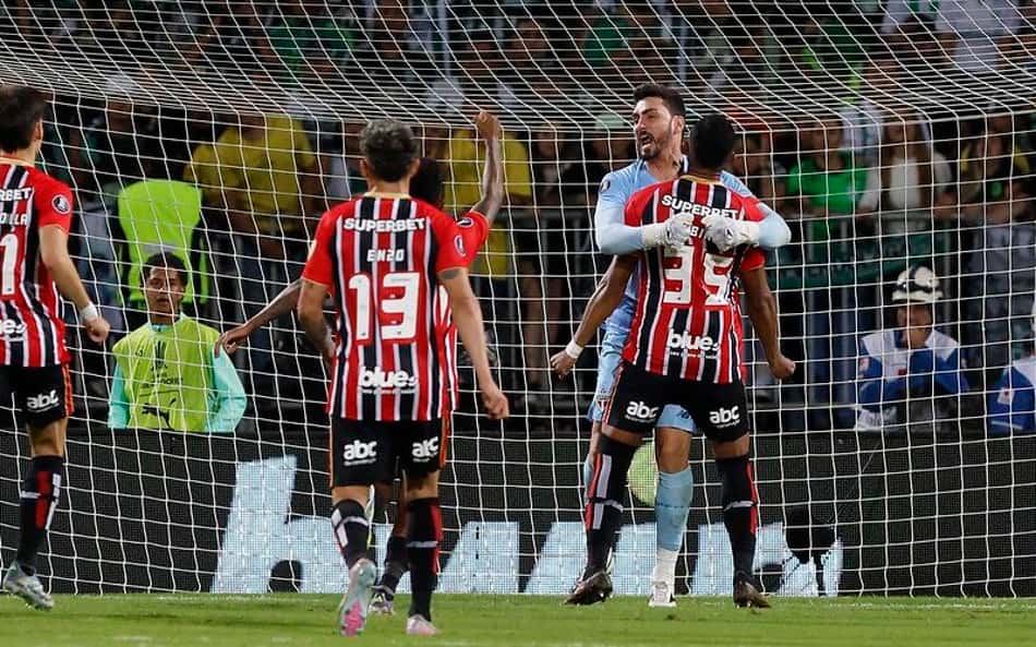 Torcedores do São Paulo exaltam Rafael, mas criticam zagueiro: 'Agradece'