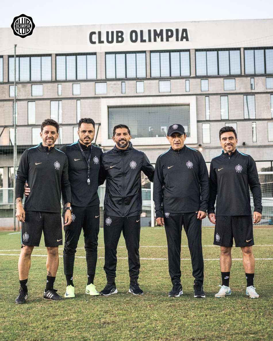 Ramón Díaz e sua comissão técnica na chegada ao Olimpia, em julho