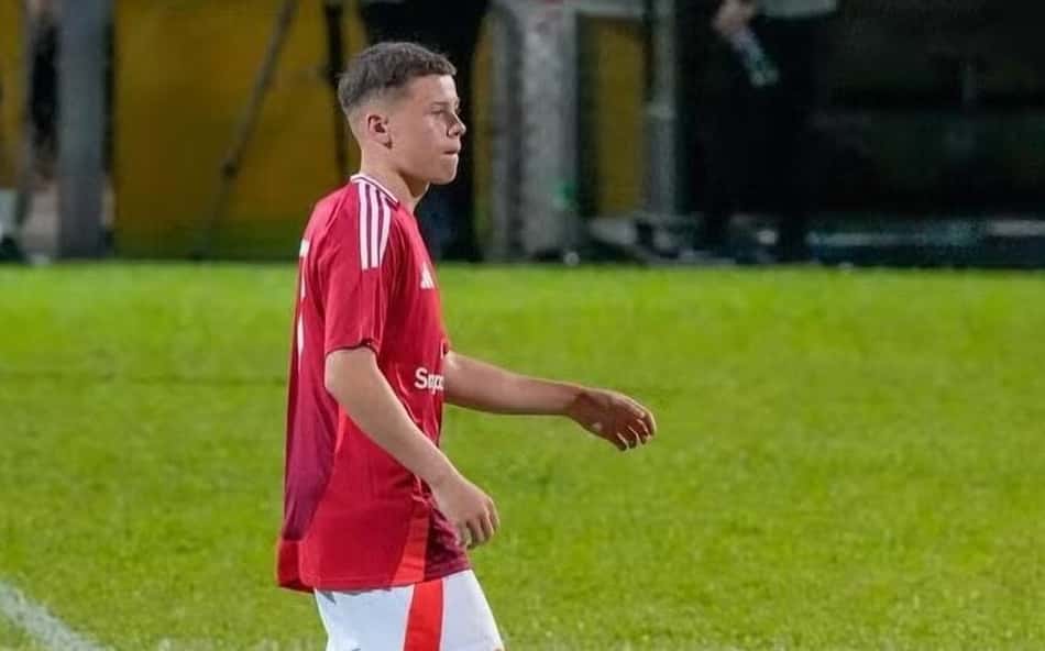 Aos 15 anos, filho de Rooney sobe ao sub-19 do Manchester United