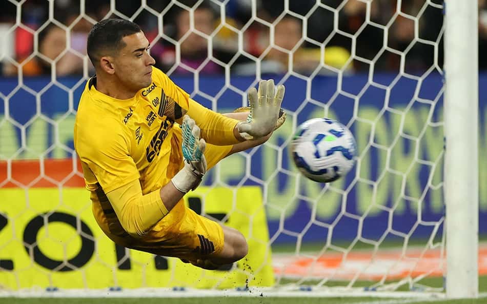 Herói na Copa do Brasil, Santos chega a 20 defesas em cobranças de pênalti pelo Athletico
