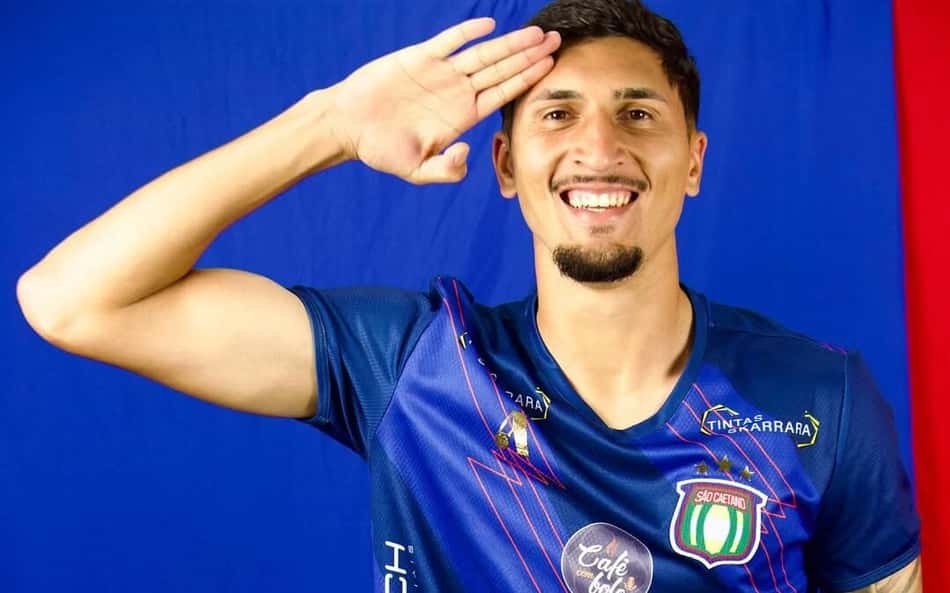 São Caetano fala em 'traição' e demite jogador por meio de rede social