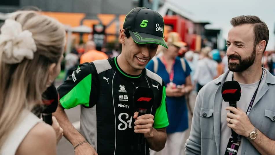 Gabriel Bortoleto dando entrevista no GP Hungria da F1 2025 (Foto: Reprodução/Instagram: @gabrielbortoleto_)