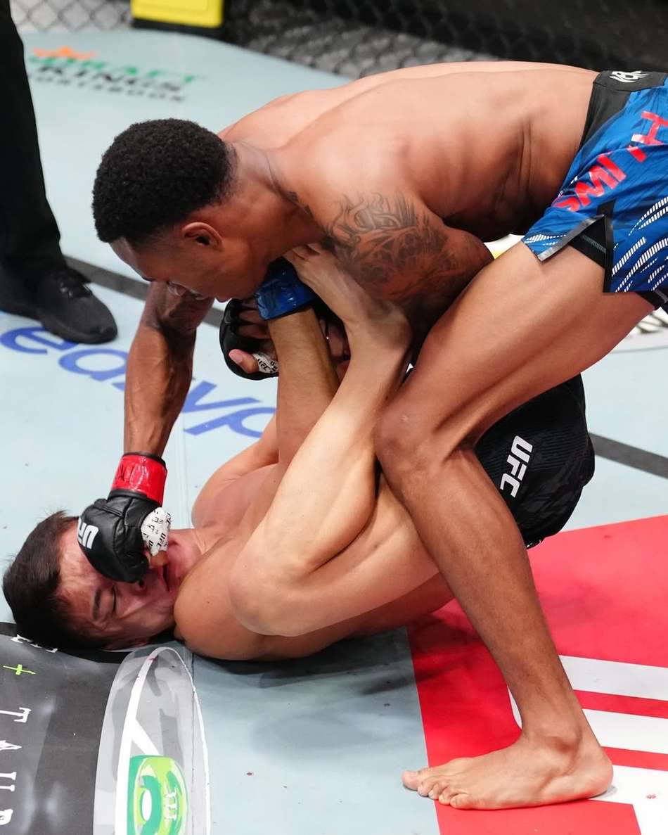 Elijah Smith nocauteia Toshiomi Kazama pelo UFC Vegas 109 (Foto: Reprodução / UFC)