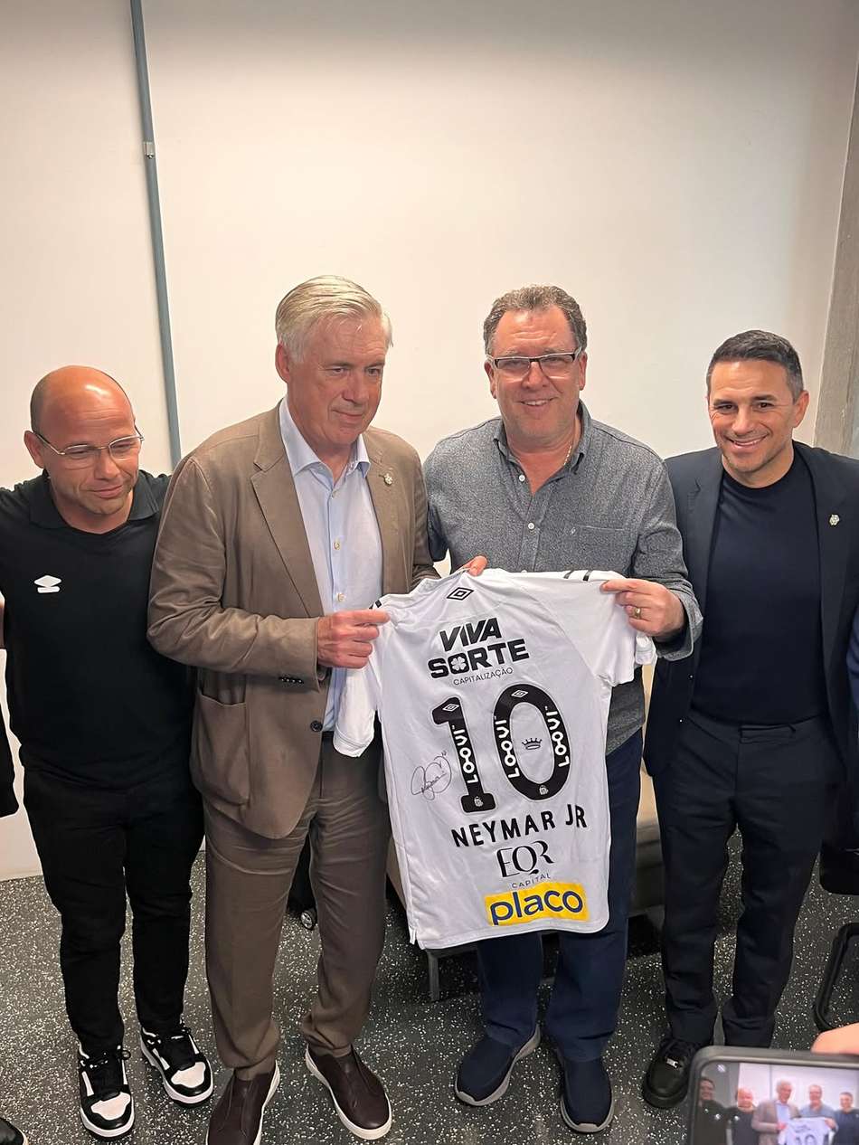 Representantes do Santos ao lado do técnico da Seleção Brasileira, Carlo Ancelotti. (Foto: Divulgação/ Santos FC)