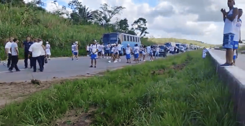 Torcedores do Bahia que estavam em ônibus a caminho de Recife (Foto: reprodução)