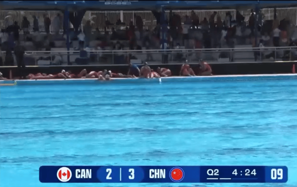 Atletas abaixadas depois de ouvirem tiros na Arena Aquática, em Salvador, pelo Mundial de Polo Aquático Feminino (Foto: reprodução)