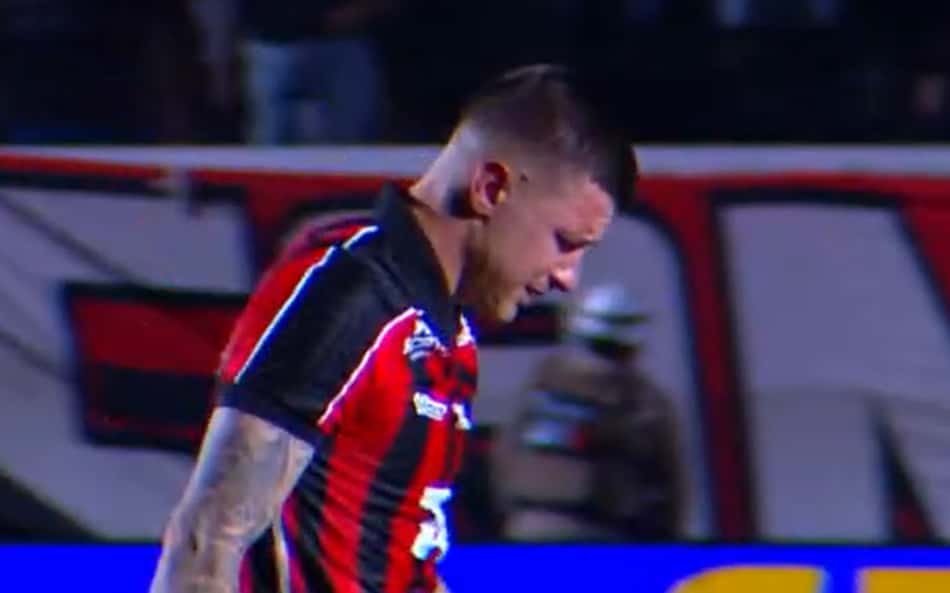 Renato Kayzer chora depois da partida contra o Atlético-MG (Foto: reprodução)