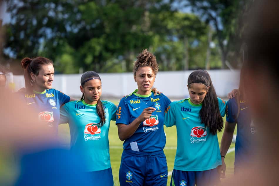 Rilany, treinadora da Seleção Feminina Sub-17, conversa com o time durante o treino (Foto: Reprodução/CBF)
