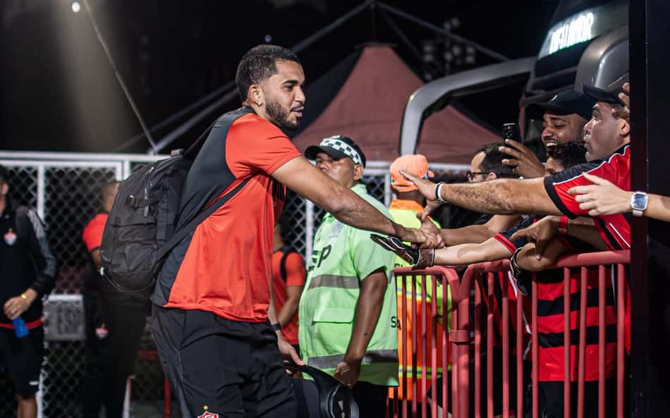 Lucas Arcanjo na chegada ao Barradão (Foto: Victor Ferreira / EC Vitória)