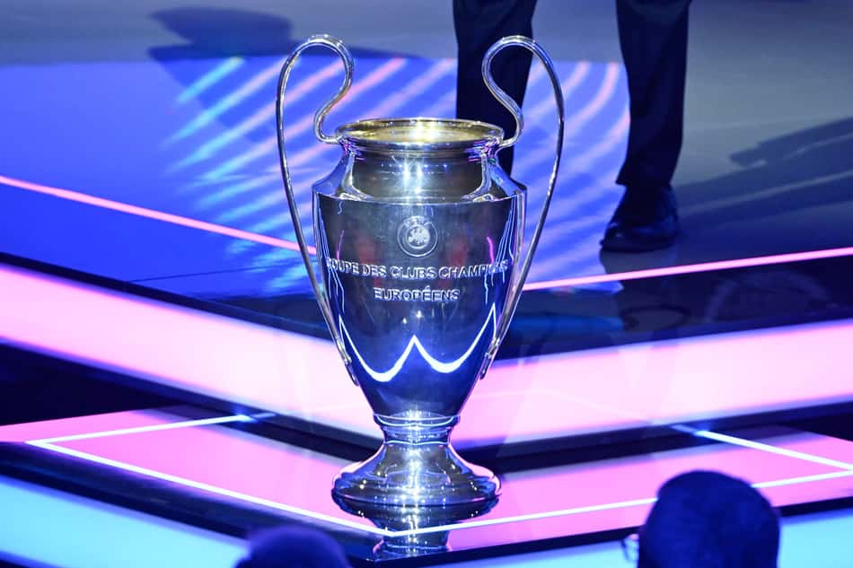 Taça da Champions League no sorteio dos confrontos pela Uefa