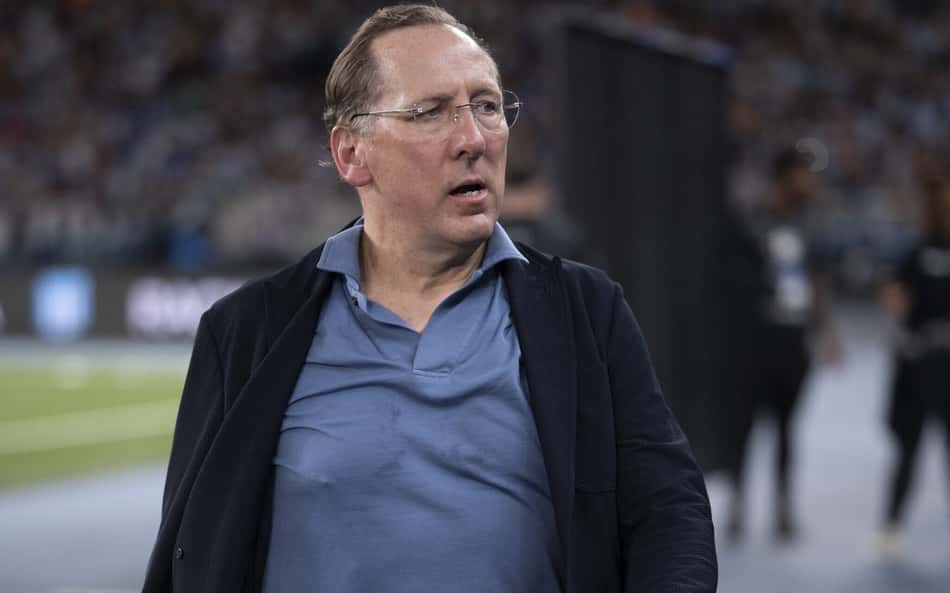 Torcida faz protesto e chama John Textor, dono do Botafogo, de palhaço