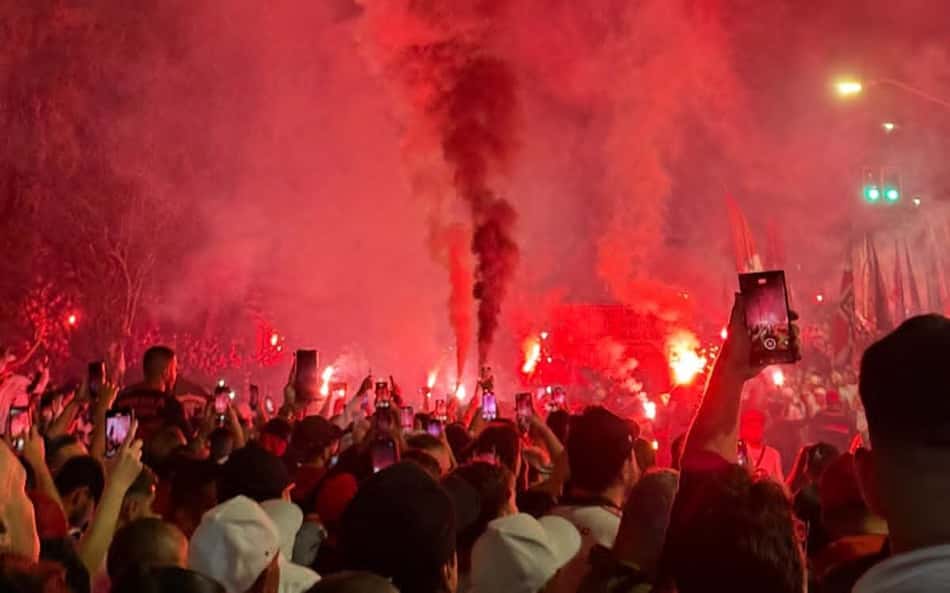 Torcida do São Paulo faz festa absurda antes de decisão pela Libertadores; veja fotos