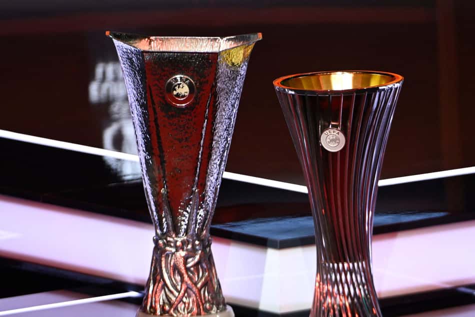Troféus da Europa League e Conference League exibidos durante o sorteio dos torneios