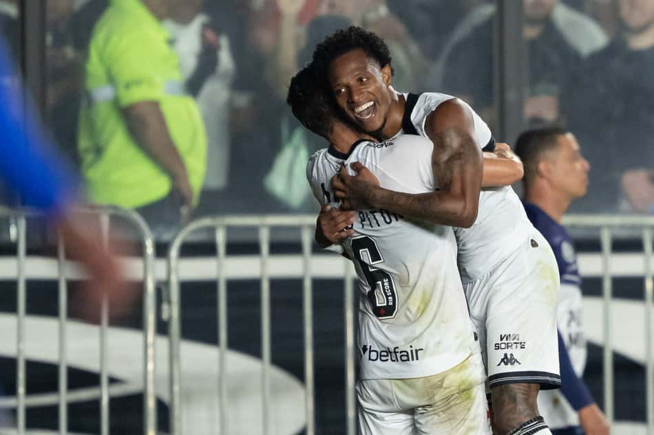 Tchê Tchê e Lucas Piton comemoram gol do Vasco contra o CSA pela Copa do Brasil (Foto: Jorge Rodrigues/AGIF)