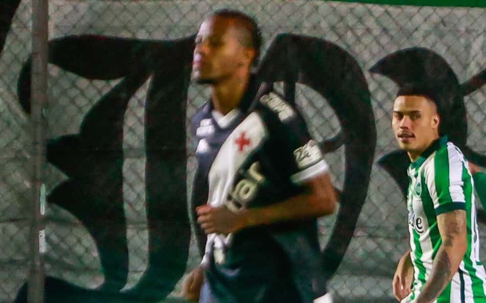 Tchê Tchê dispara contra arbitragem após derrota do Vasco: 'Bem duvidosa'