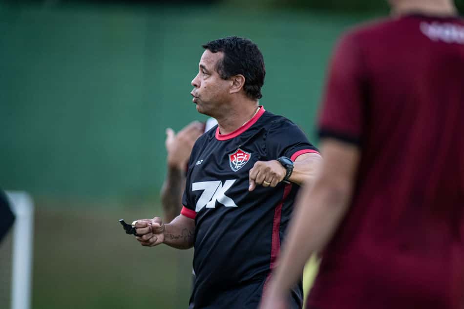 Rodrigo Chagas comanda primeiro treino no Vitória (Foto: Victor Ferreira / EC Vitória)