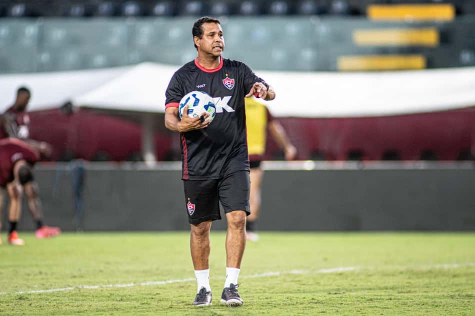 Técnico Rodrigo Chagas comanda treino do Vitória (Foto: Victor Ferreira / EC Vitória)