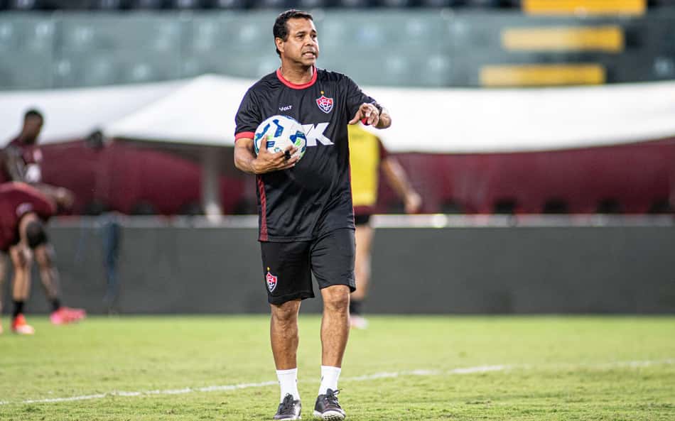 Veja a provável escalação, dúvidas e desfalques do Vitória contra o Atlético-MG