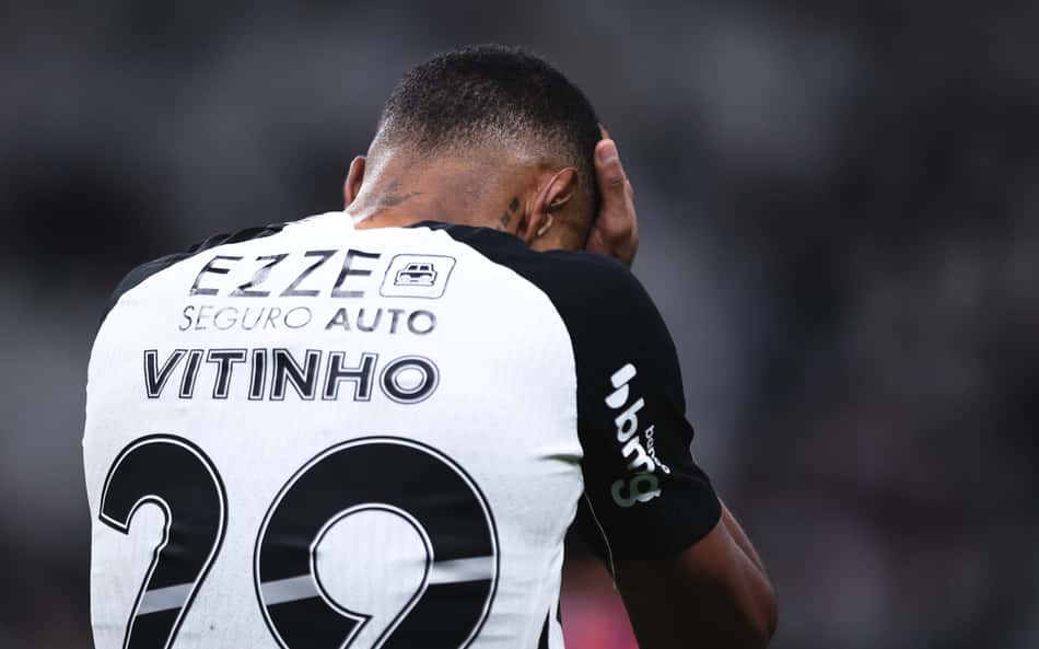 Estreia de Vitinho pelo Corinthians divide opiniões na web: 'Iludindo'