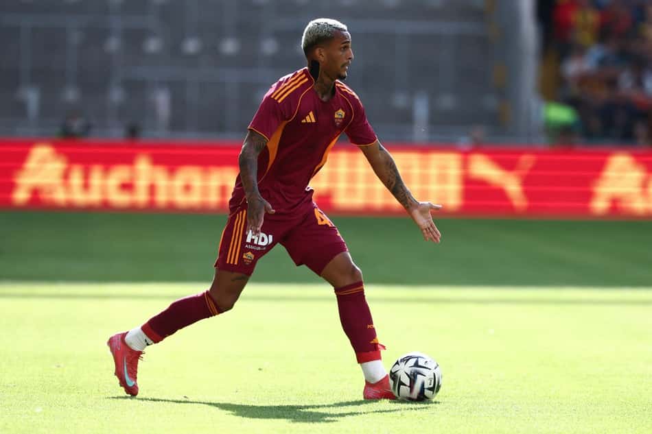 Wesley em ação pela Roma contra o Lens
