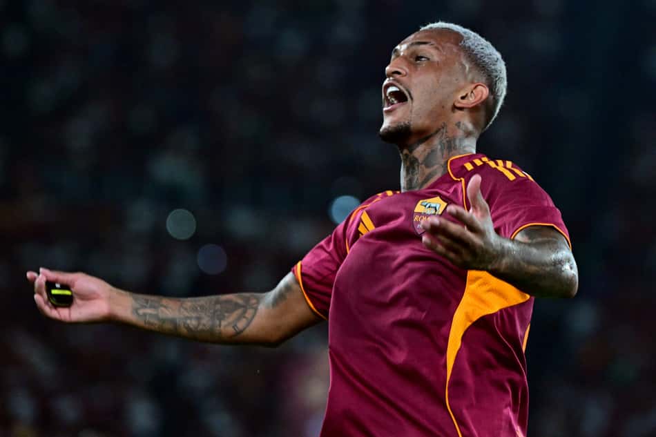 Wesley comemora gol marcado pela Roma contra o Bologna, pelo Campeonato Italiano