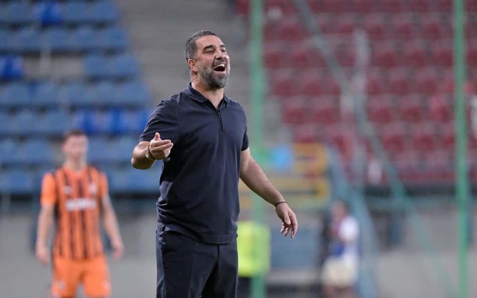 Mesmo após triunfo do Shakhtar, Arda Turan elogia equipe do Besiktas