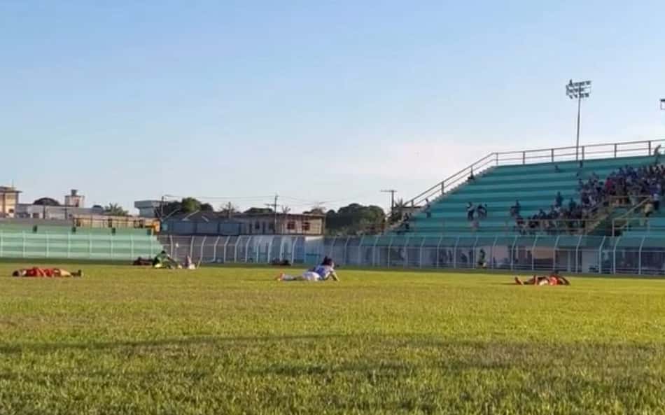 Atletas tiveram que se deitar no gramado para fugir das abelhas em jogo feminino. (Foto: Reprodução/Penarol-AM)
