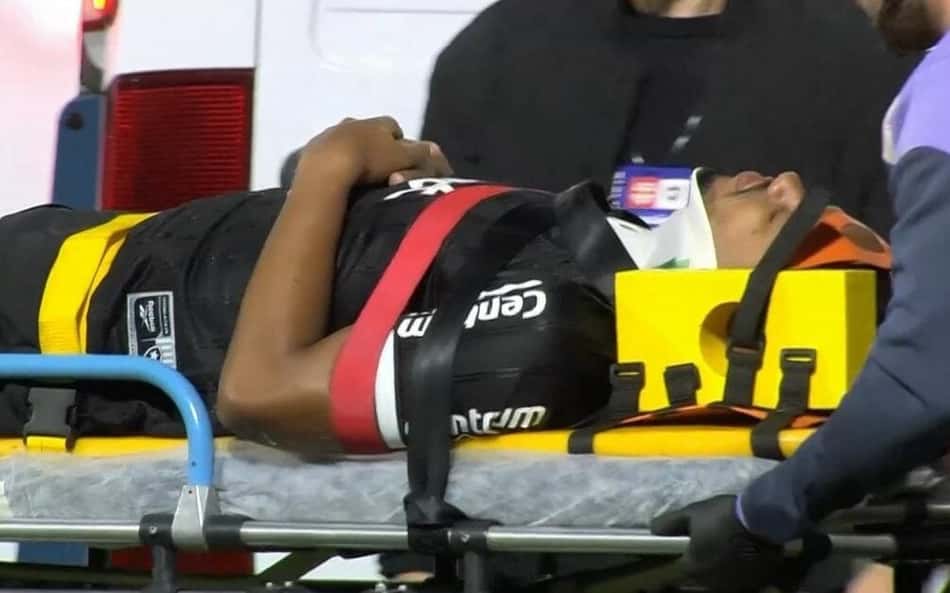 Marlon Freitas, do Botafogo, cai desacordado e assusta web: 'Força capitão'