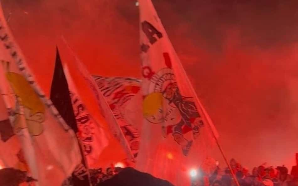 Torcedores do Corinthians fazem festa na frente do CT antes do Derby
