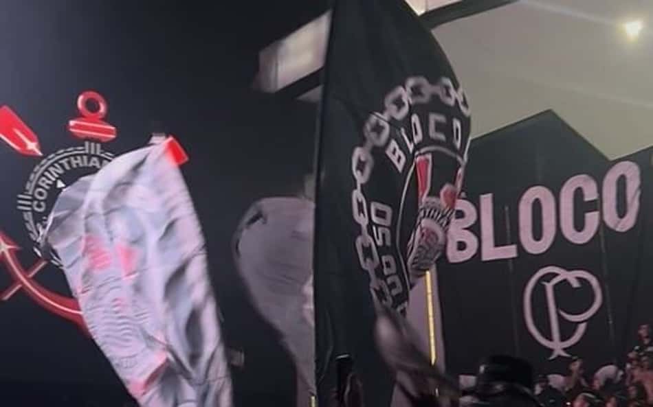 Torcida do Corinthians comemora classificação sobre o Palmeiras na Copa do Brasil