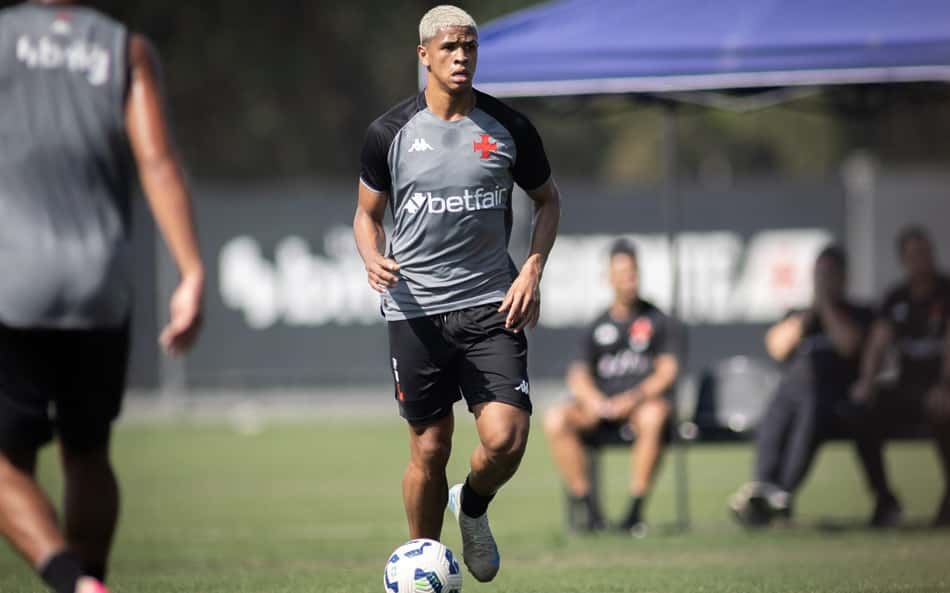 Vasco acerta retorno de Barros