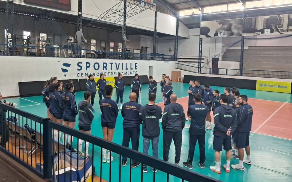Afastada por lesão, Ana Cristina faz surpresa em treino da Seleção Brasileira