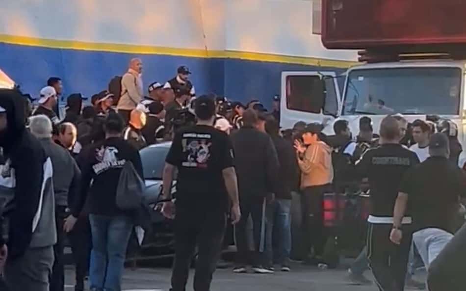 Torcedores do Corinthians depredam caminhão após hino do Vasco; veja o vídeo
