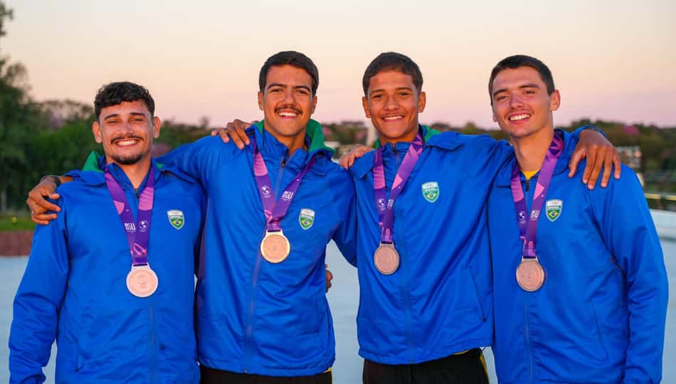 Jogos Pan-Americanos Júnior Assunção 2025 - Medalhistas de bronze do remo na modalidade quatro sem. Na foto, os atletas Andrei Alves, Miguel Marques e Kayki Siqueira e Diogo Gonçalves. (Foto: Marina Ziehe/COB)