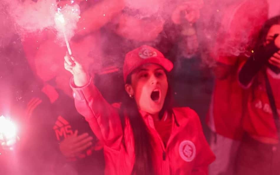 Torcida recebe o Internacional com 'ruas de fogo' antes de partida com o Flamengo