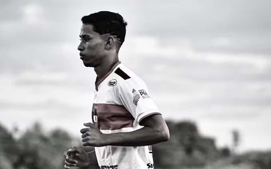 Atleta da base do River-PI é morto a tiros em escola