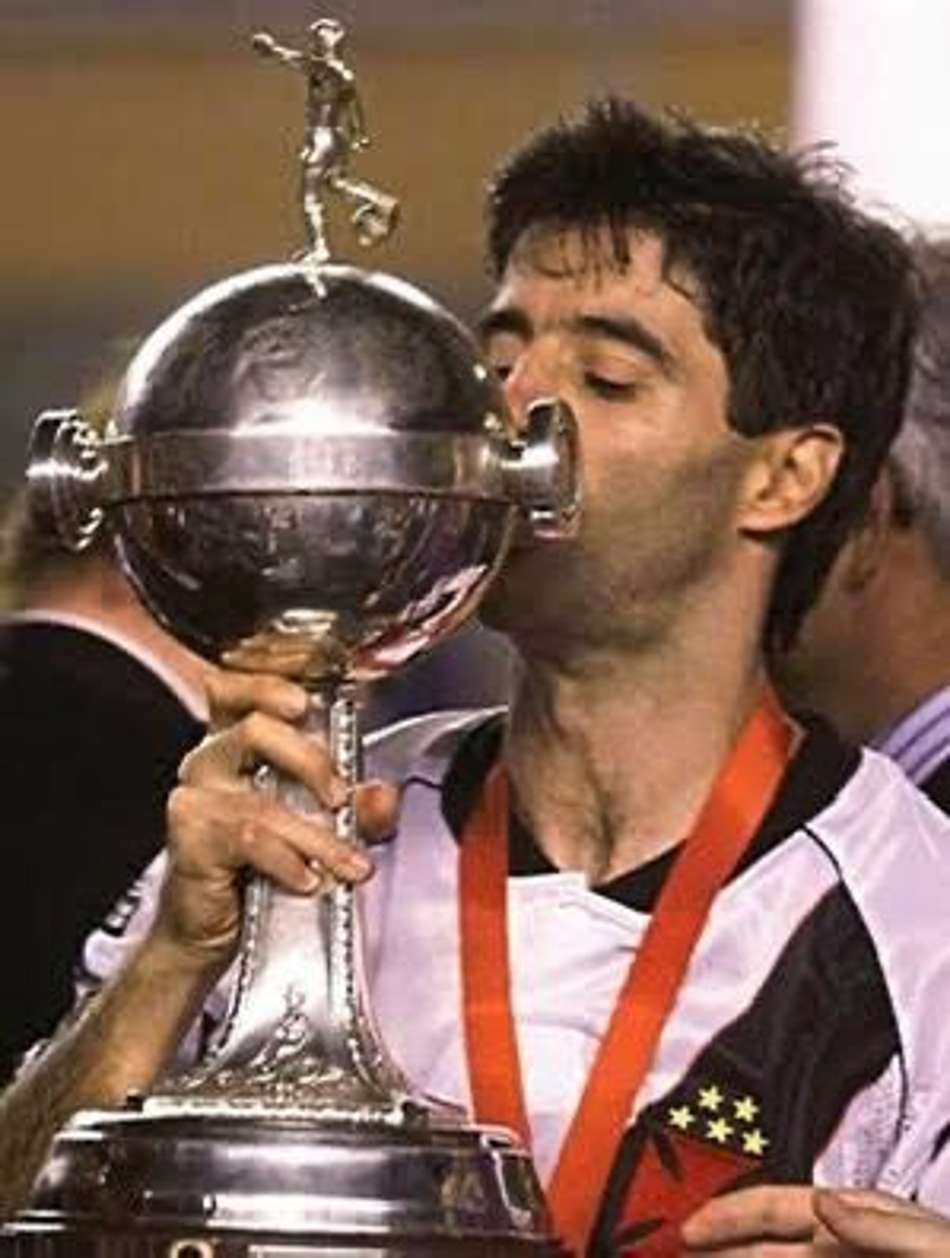 Mauro Galvão com a taça da Libertadores de 1998 (Foto: Reprodução)