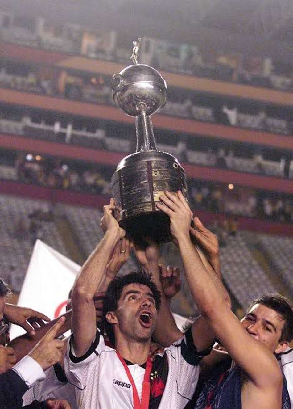Mauro Galvão ergue a taça da Libertadores de 1998 (Foto: Reprodução)