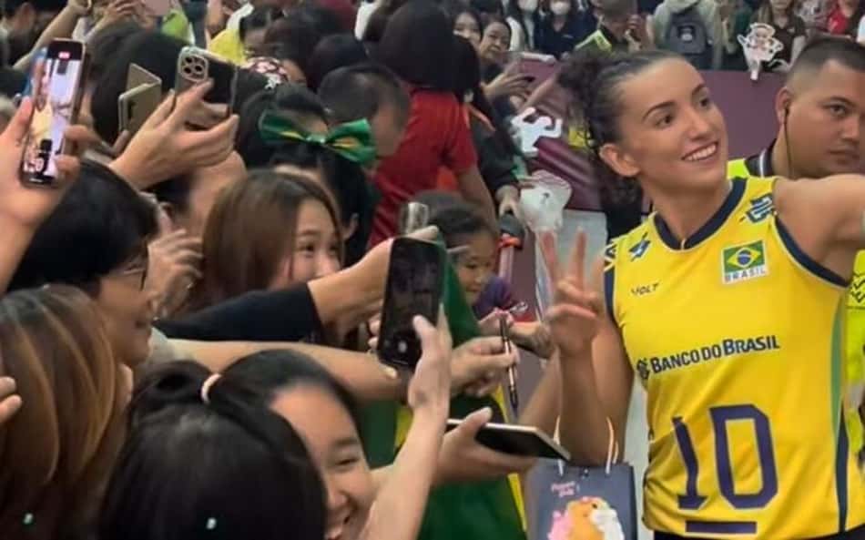 A festa dos tailandeses no Mundial de vôlei; Gabi Guimarães vira estampa de blusa