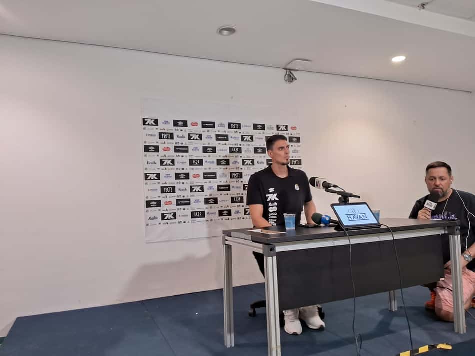 Matheus Bachi durante coletiva do Santos (Foto: Rafael do Carmo / Lance!)