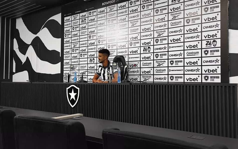 Chris Ramos promete dedicação total em passagem pelo Botafogo