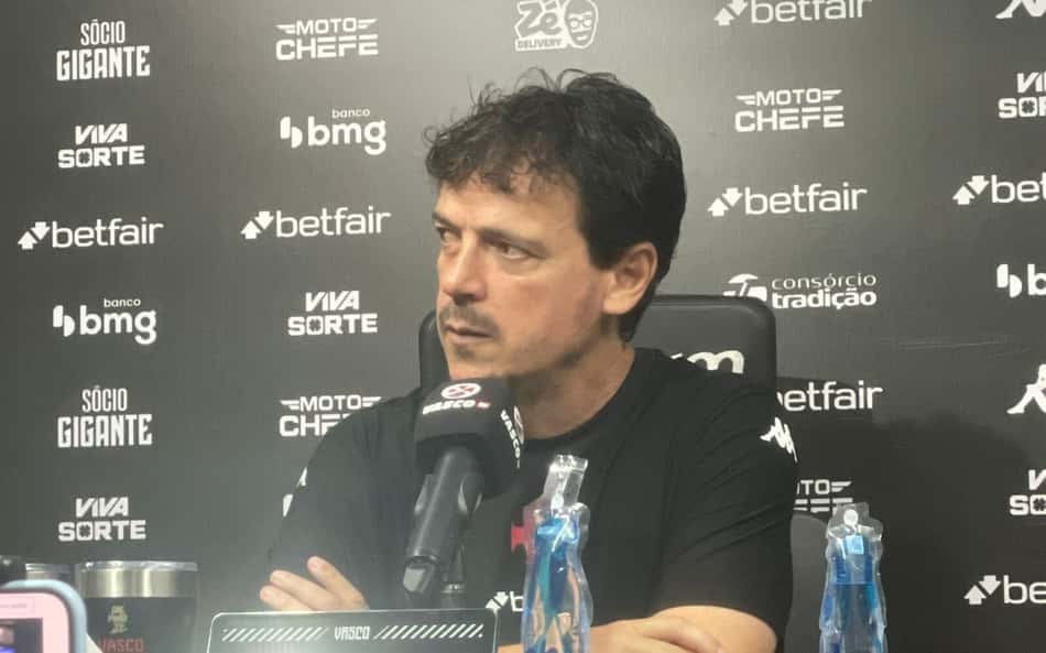 Diniz critica arbitragem após possível pênalti para o Vasco: 'Fácil de ser marcado'
