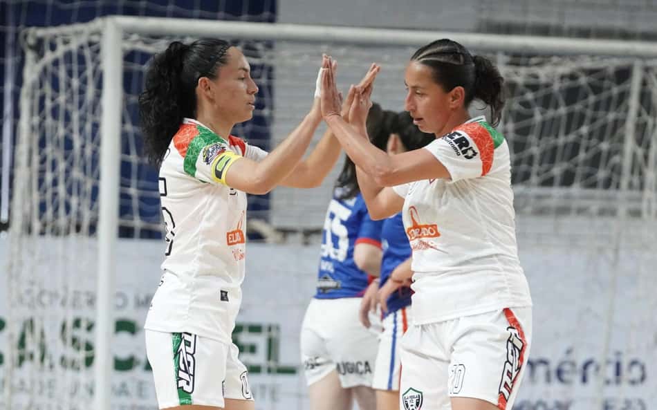 Jogadoras do La Perla comemoram um dos gols sobre o Padre Mugica (Foto: Mauricio Moreira/Divulgação)