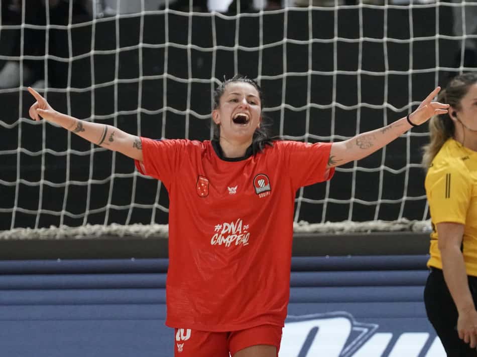 Ju Linhares comemora o gol da classificação da Sogipa na Copa Mundo do Futsal Feminina (Foto: Maurício Moreira/Divulgação)