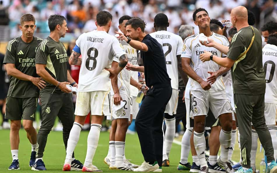 Xabi Alonso orienta jogadores do Real Madrid na parada técnica do Mundial