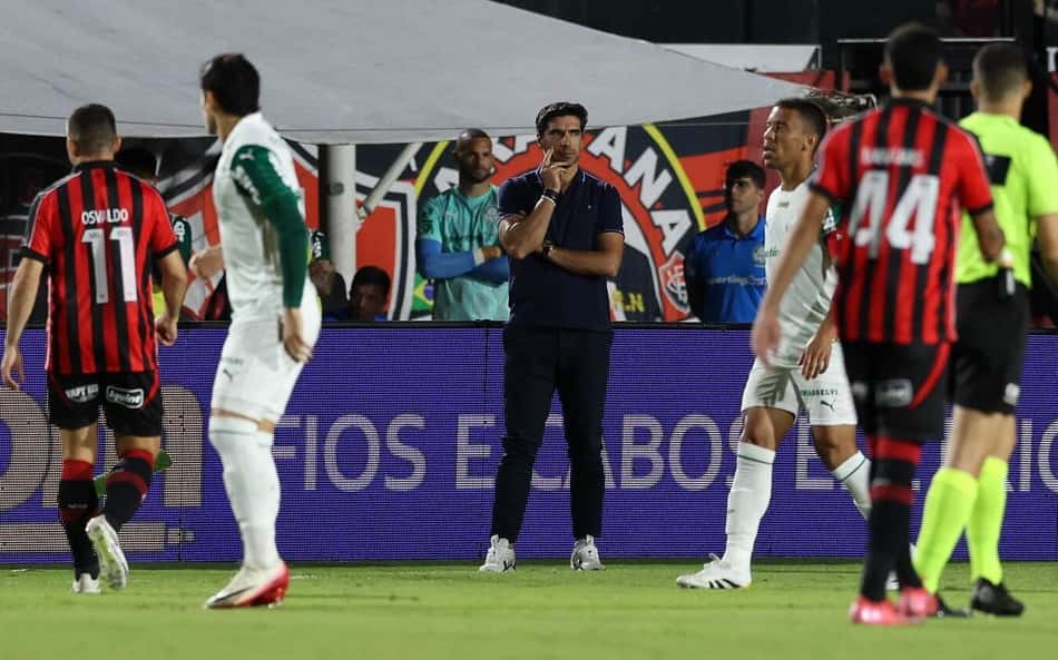 Atitude de Abel Ferreira em coletiva revolta torcedores: 'Patético'