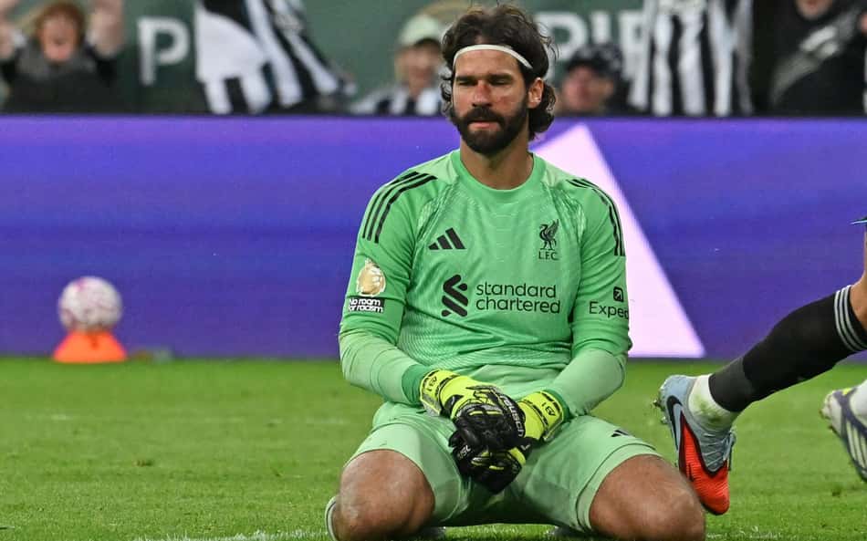 Jornal destaca Alisson como 'problema' ao Liverpool