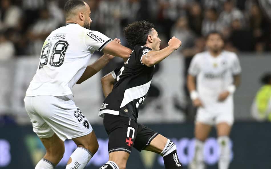 Arthur Cabral e Nuno Moreira em Vasco x Botafogo (Foto: Foto: Mateus Bonomi/AGIF)