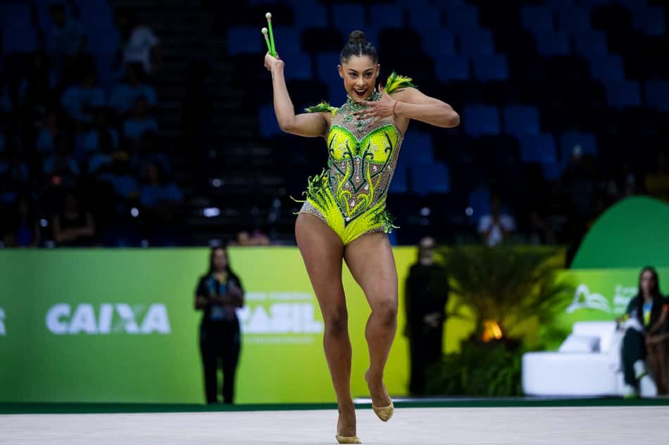 Barbara Domingos se apresenta com as maças no Mundial de Ginástica Rítmica de 2025 (Foto: Ivan Carvalho / CBG)