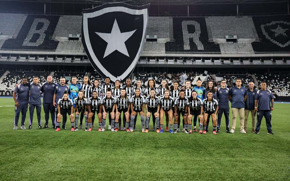 Mosaico, bateria e torcida animada: Botafogo tem apoio em jogo do Brasileirão A2